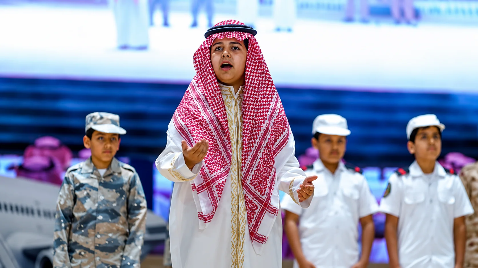 طالب يشارك في عرض مدرسي