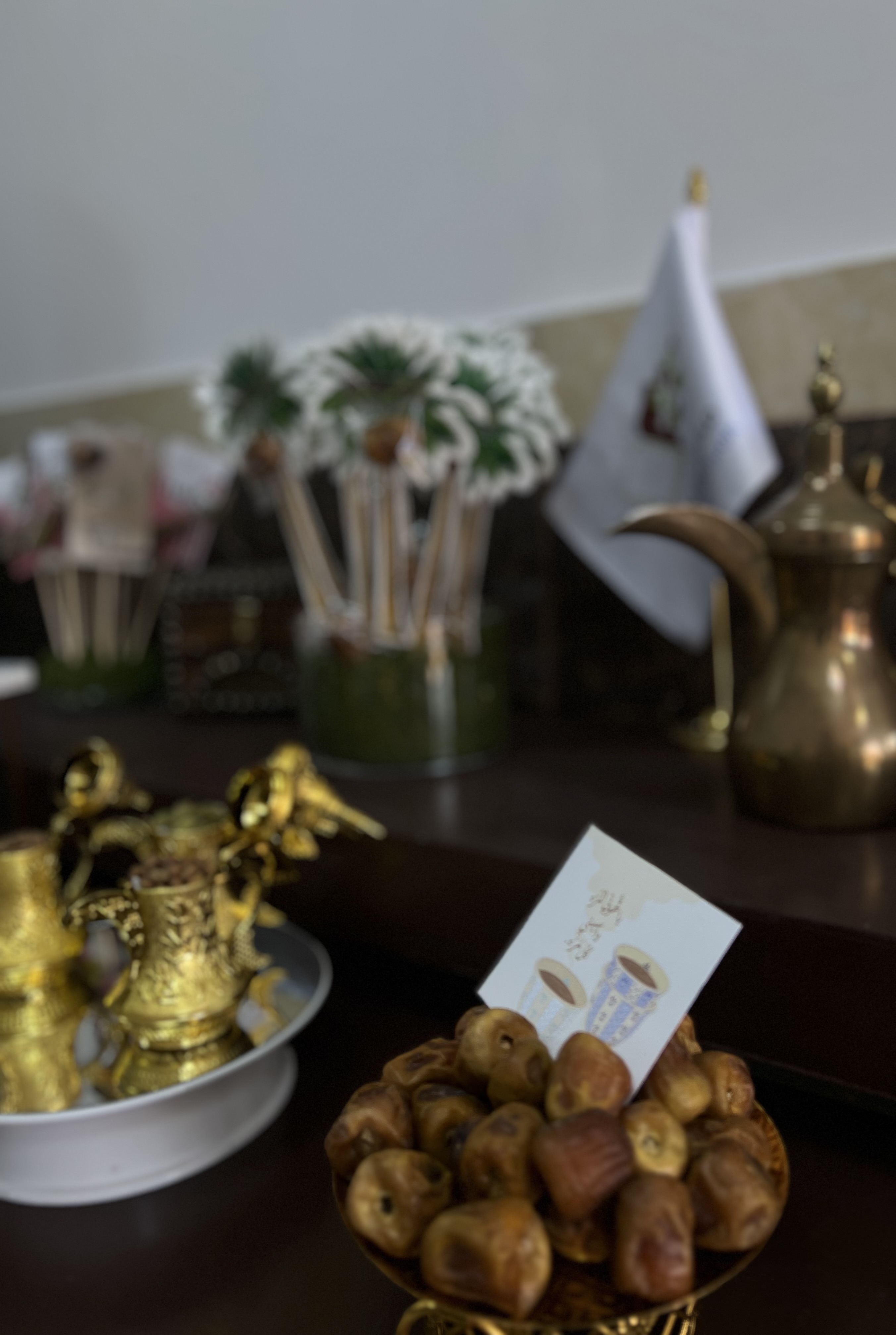 \"عزنا بكرمنا \"