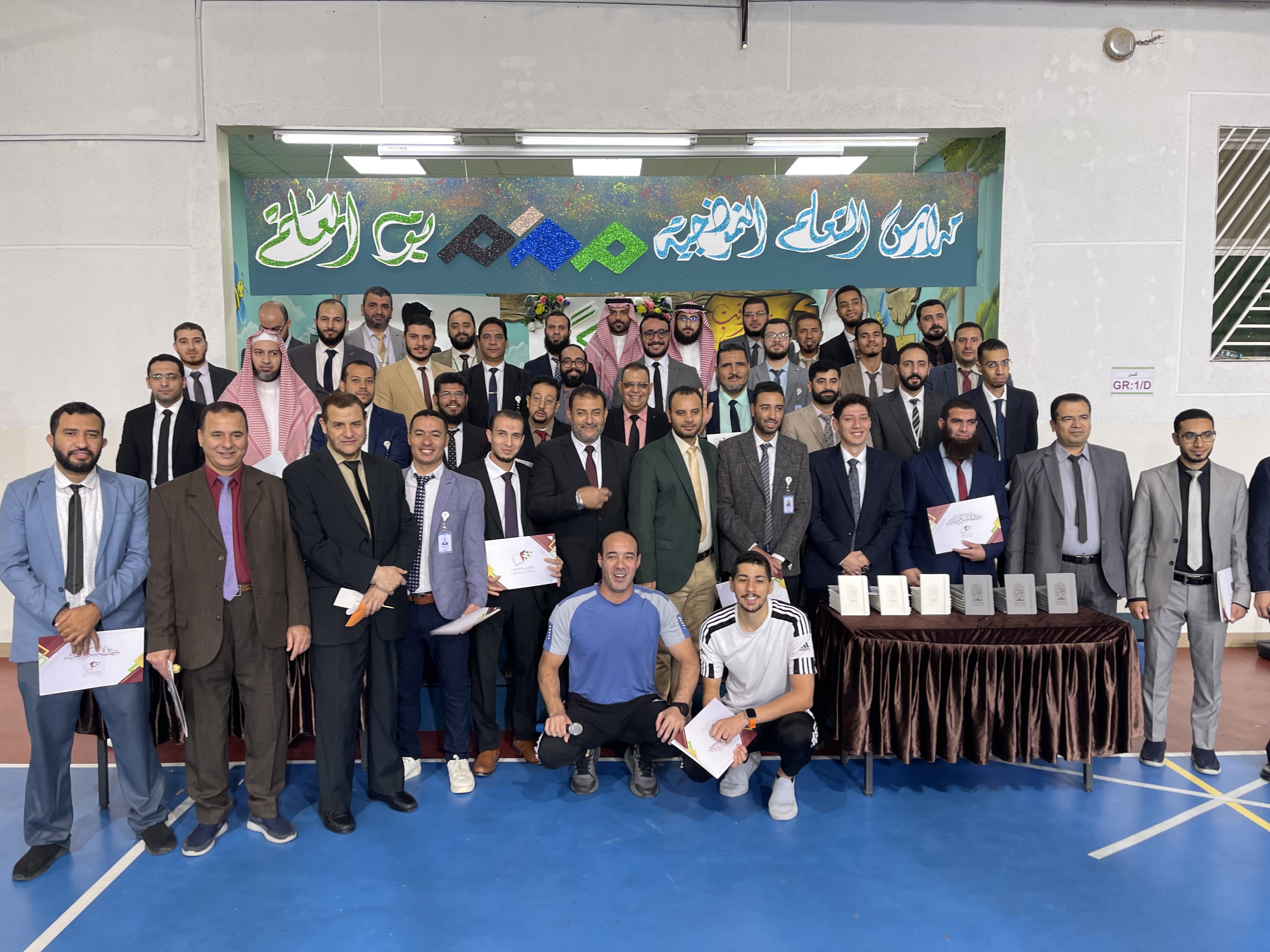 قِف شامخًا عانِق هُناكَ الأنجُما يكفيـكَ فخرًا أن تكونَ مُعلِّما -اليوم العالمي للمعلم2025