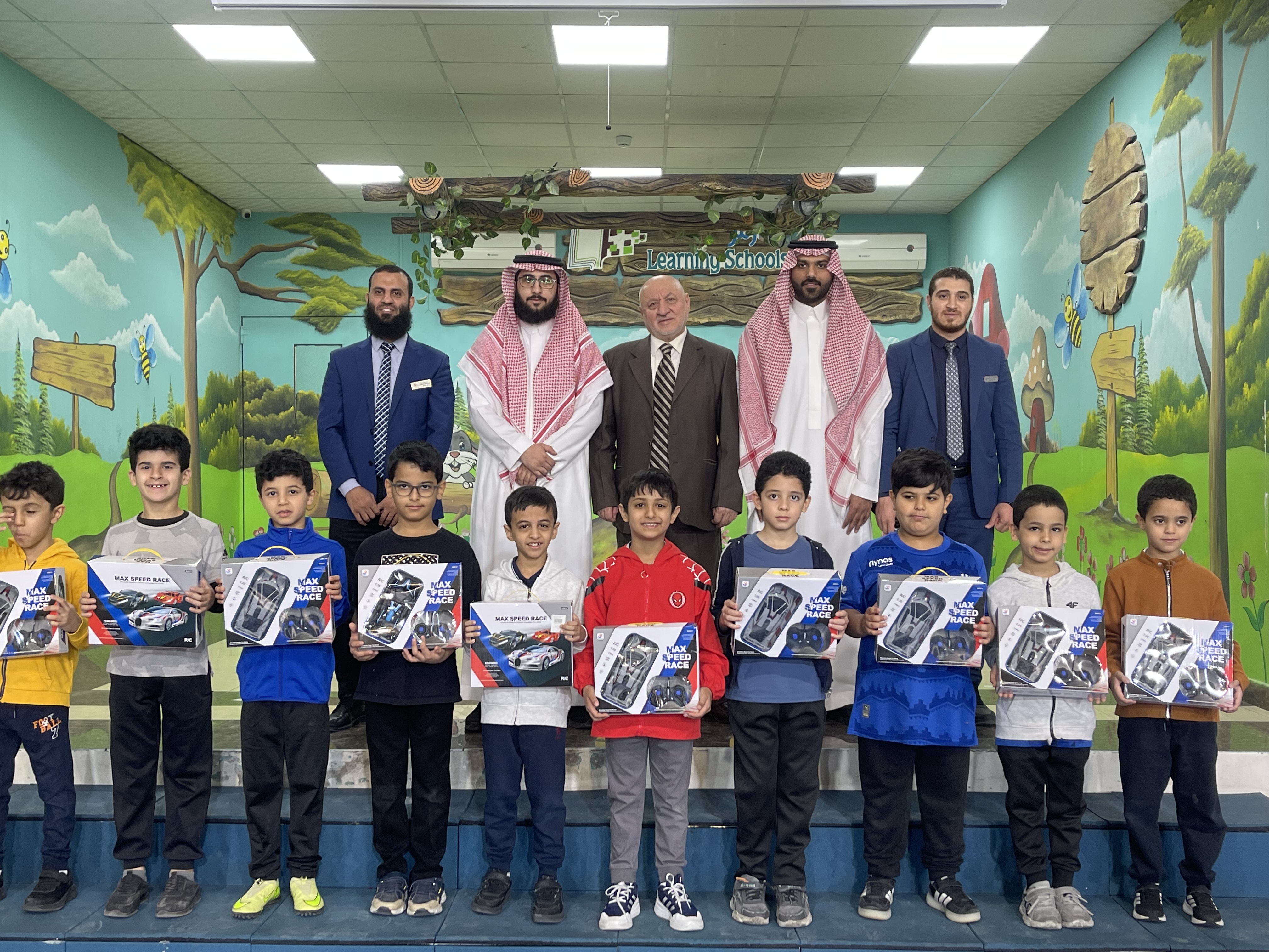 تكريم الطلاب المشاركين والمنتظمين في المقرأة الصباحية