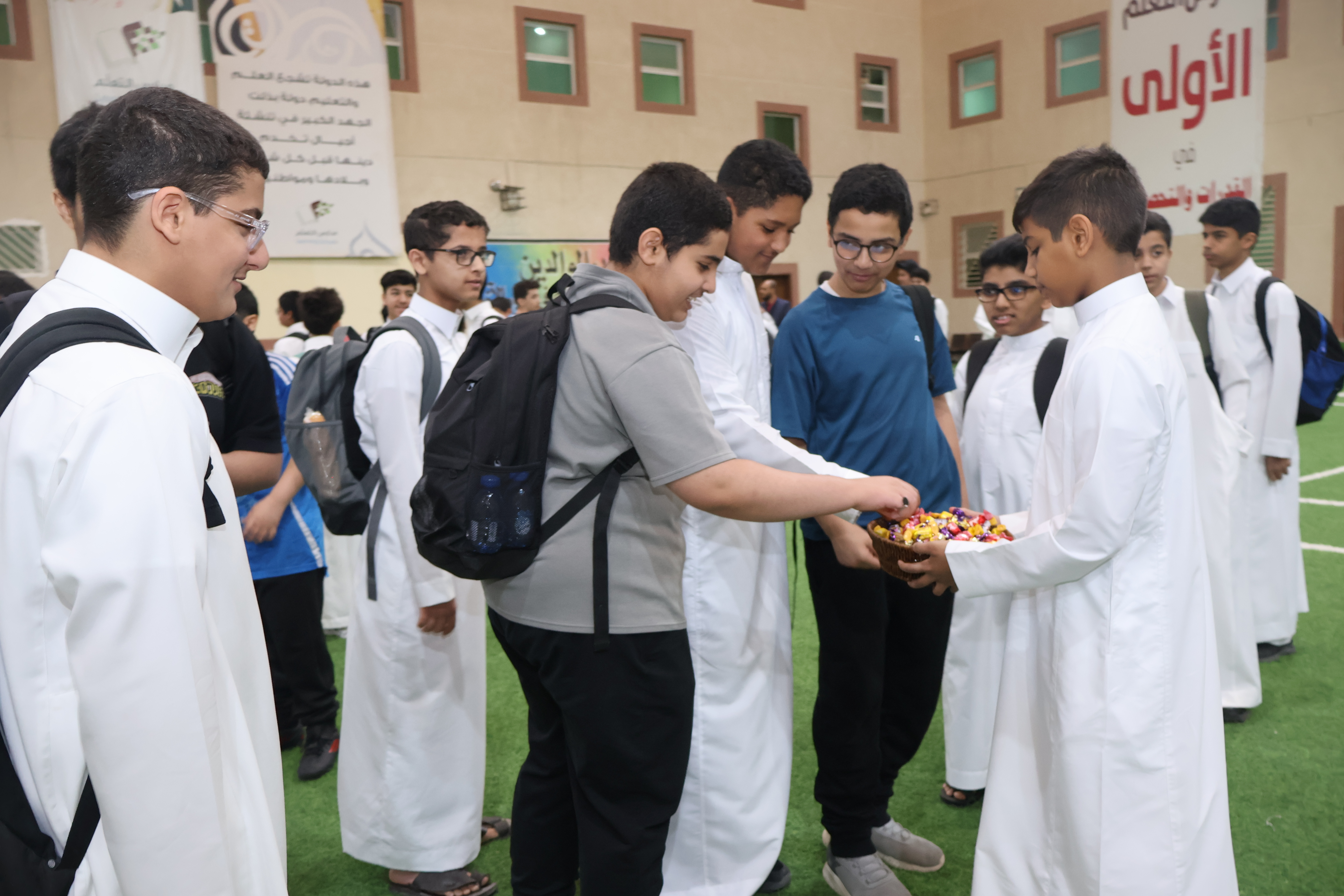 معايدة متوسطة التعلم لطلابها ومعلميها