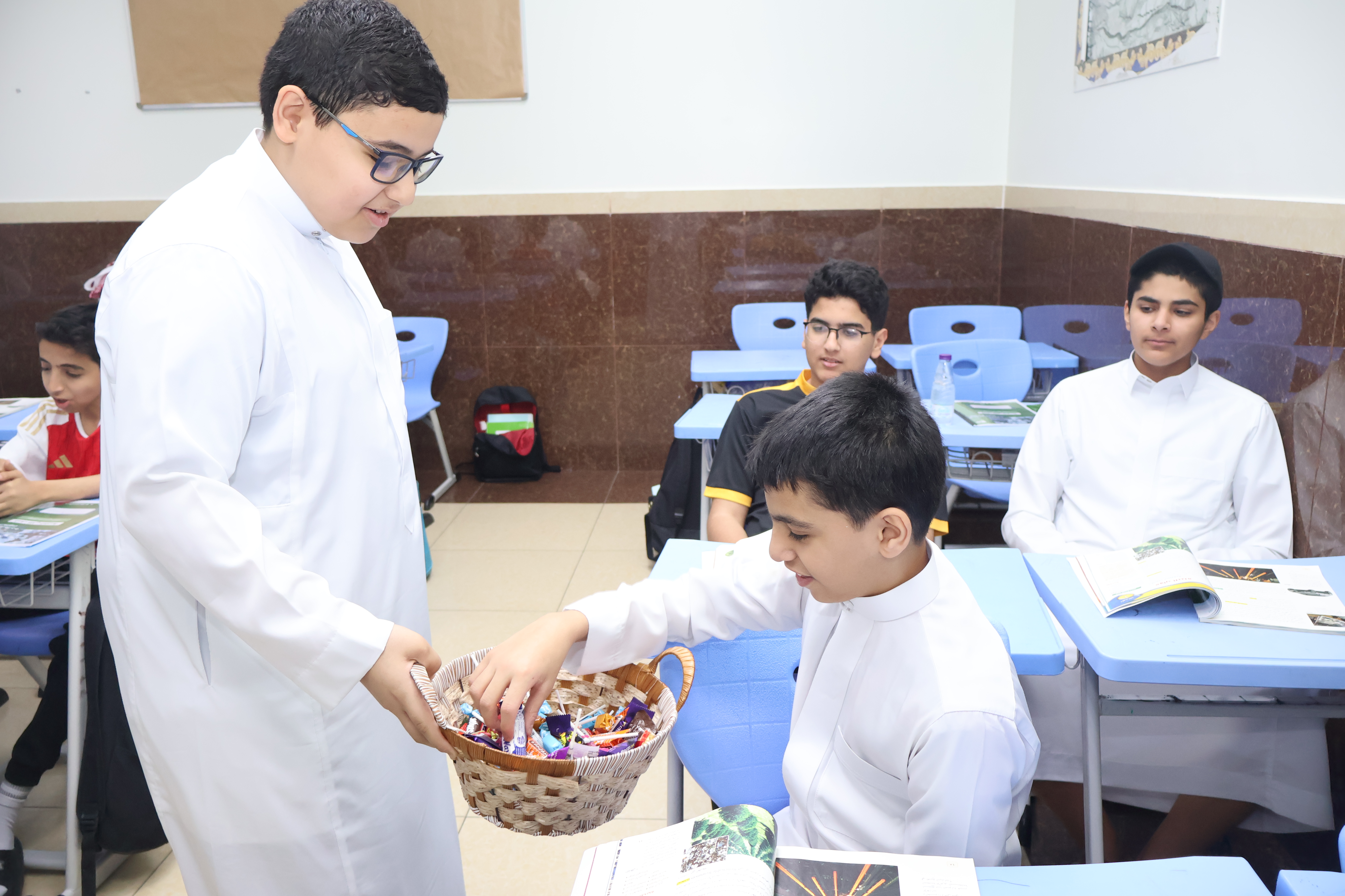معايدة متوسطة التعلم لطلابها ومعلميها