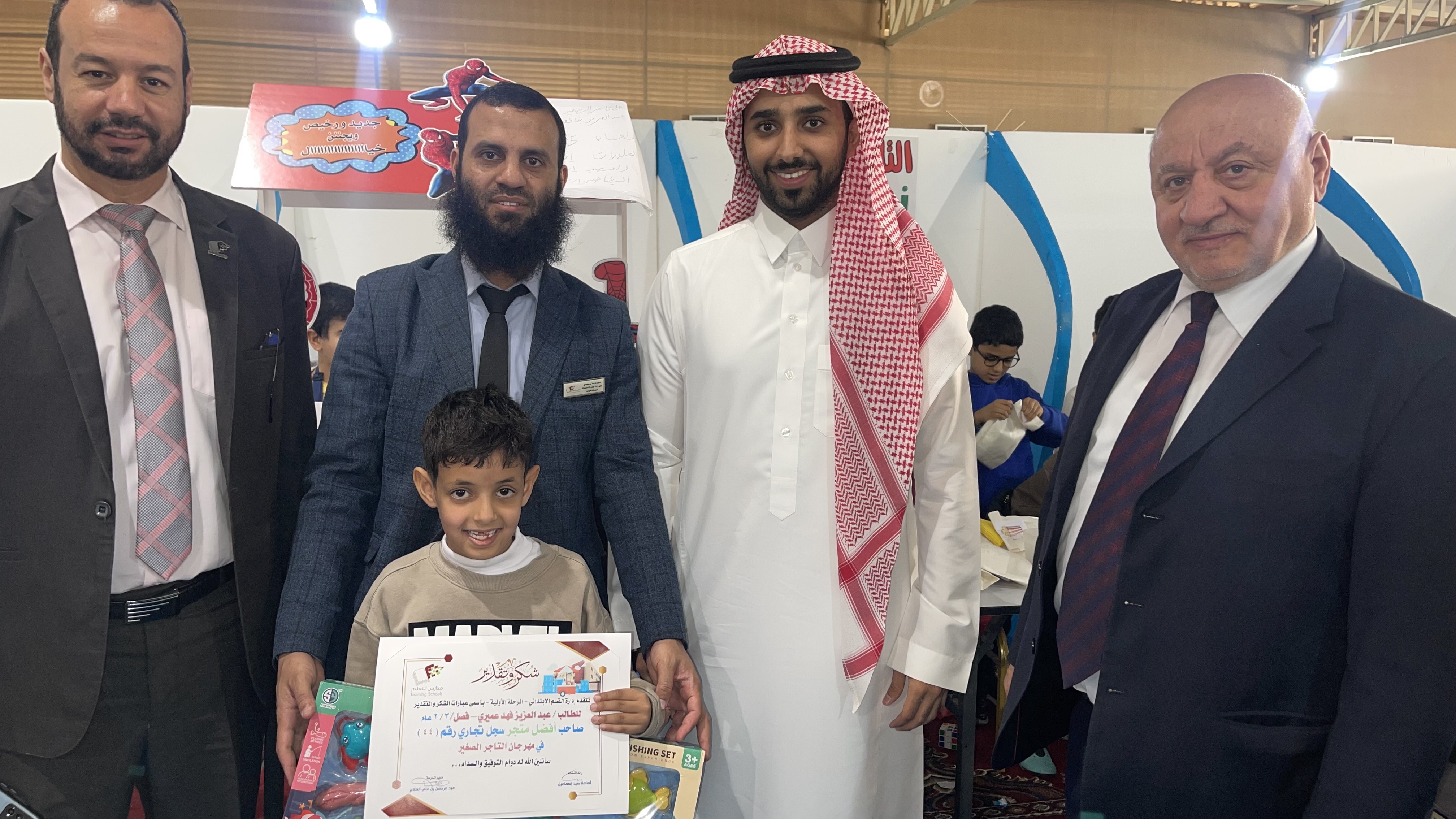 تكريم الفائز بأفضل متجر