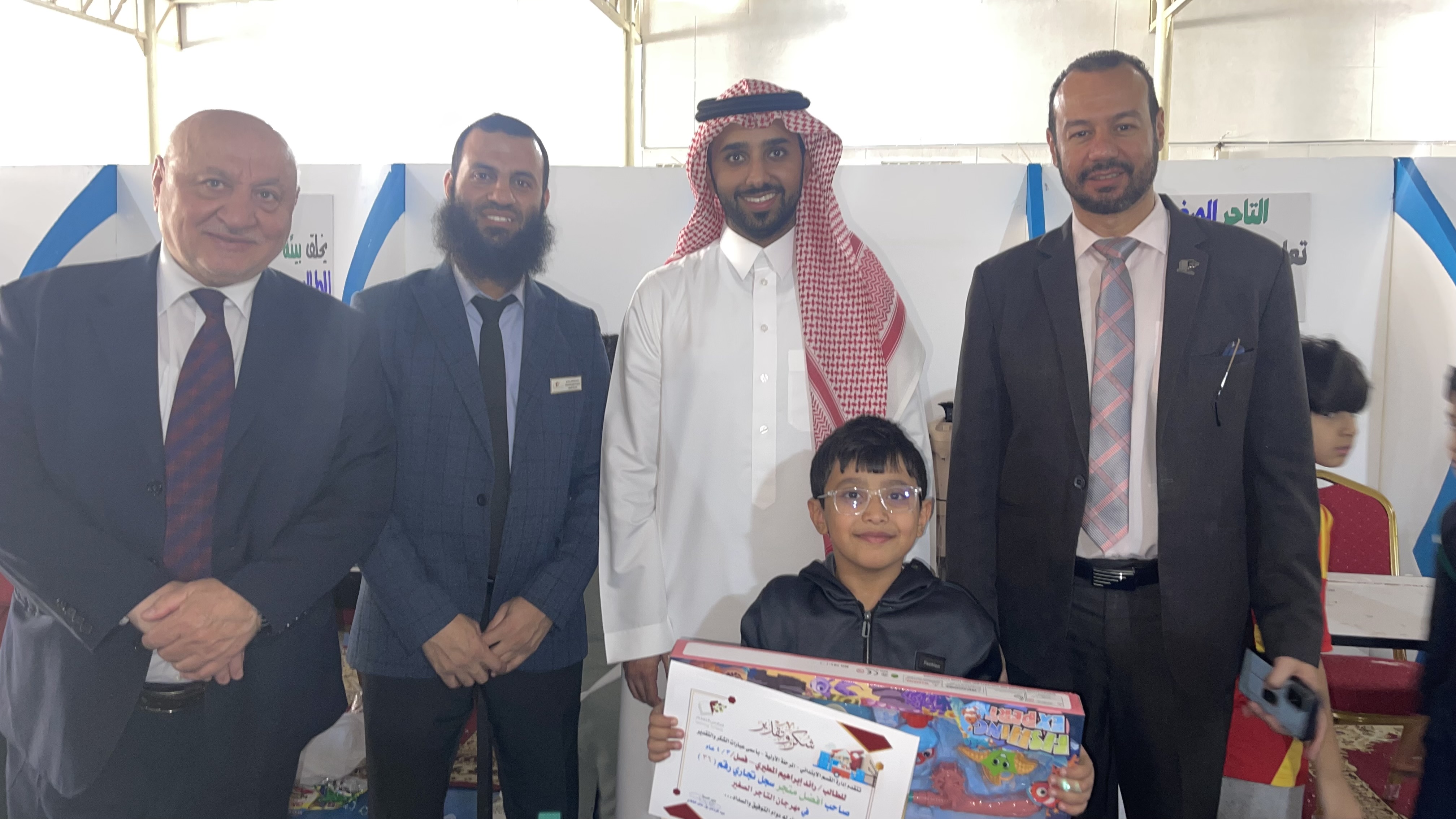 تكريم الفائز بأفضل متجر
