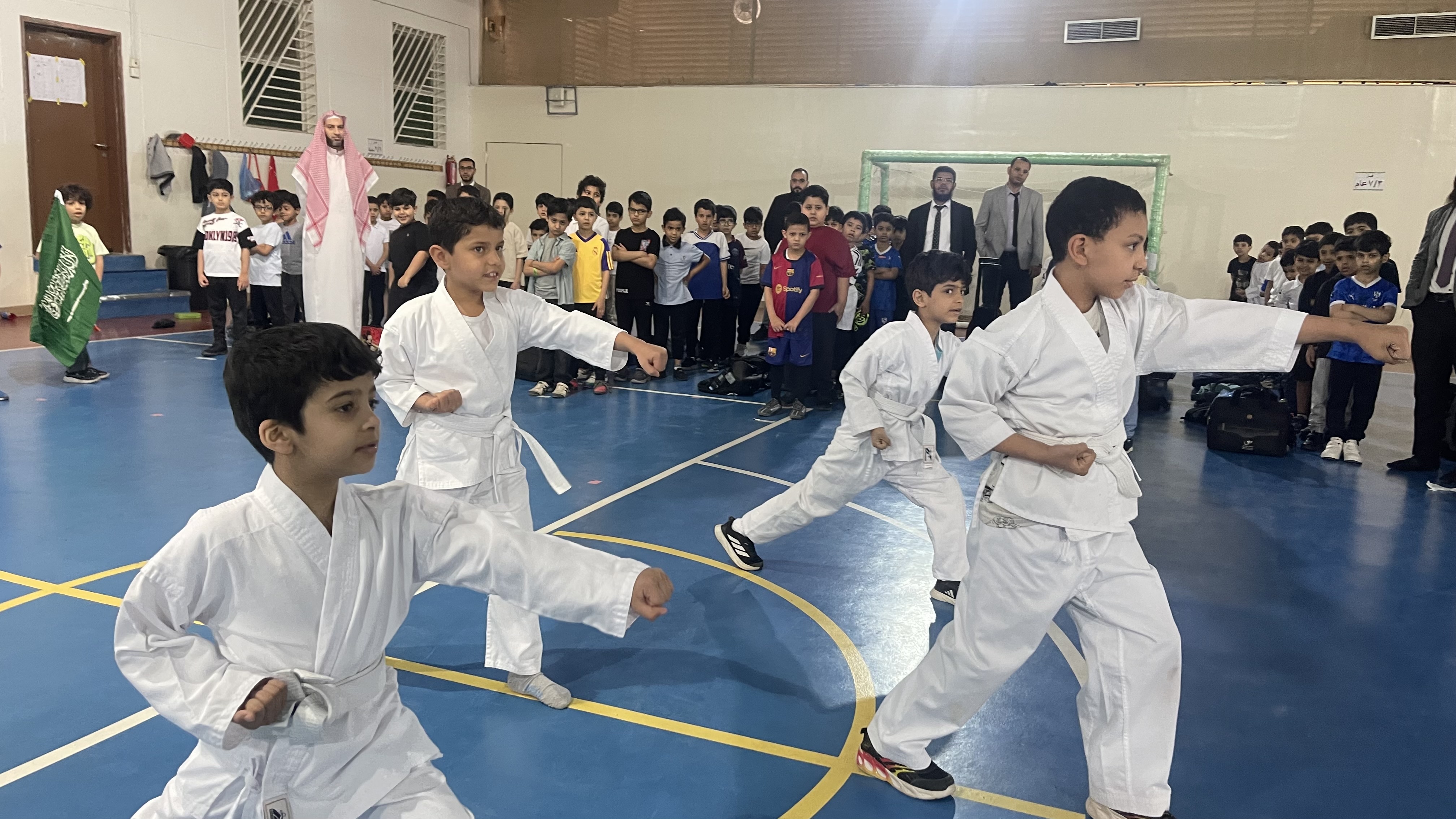 فريق الكاراتيه بالصفوف الأولية