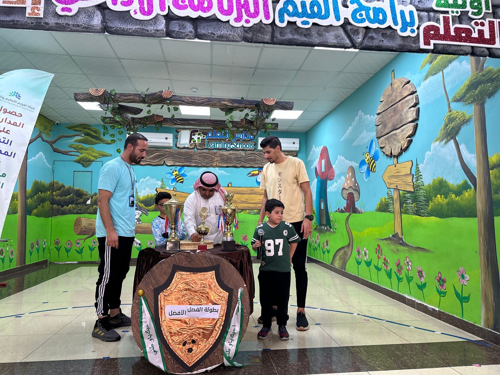 تم اليوم إجراء سحب قرعة دوري المدرسة  لكرة القدم بإشراف أسرة التربية البدنية  وتم تشكيل الدوري الذي سوف ينطلق مع بداية الأسبوع القادم بإذن الله