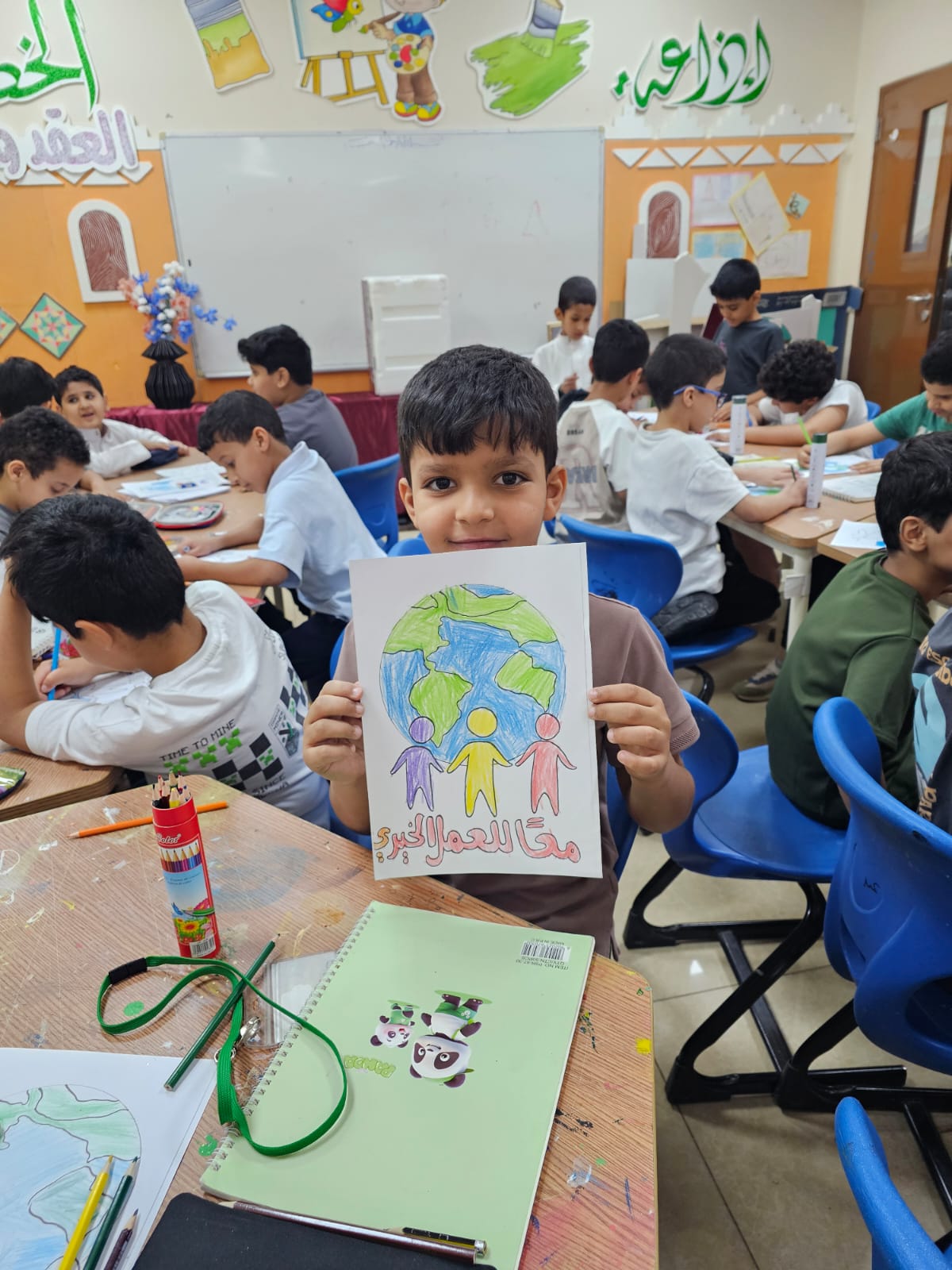 ورشة عمل ولوحات فنية عن العمل الخيري