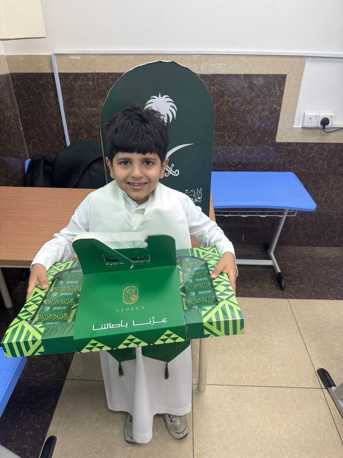 توزيعات وفرحة الاحتفاء باليوم الوطني 95