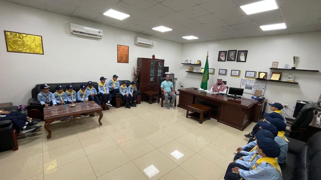 اجتماع مدير المدرسة بالفريق الكشفي وتوجيهات لتدشين كشافة المرحلة الأولية لعام 1447 هـ