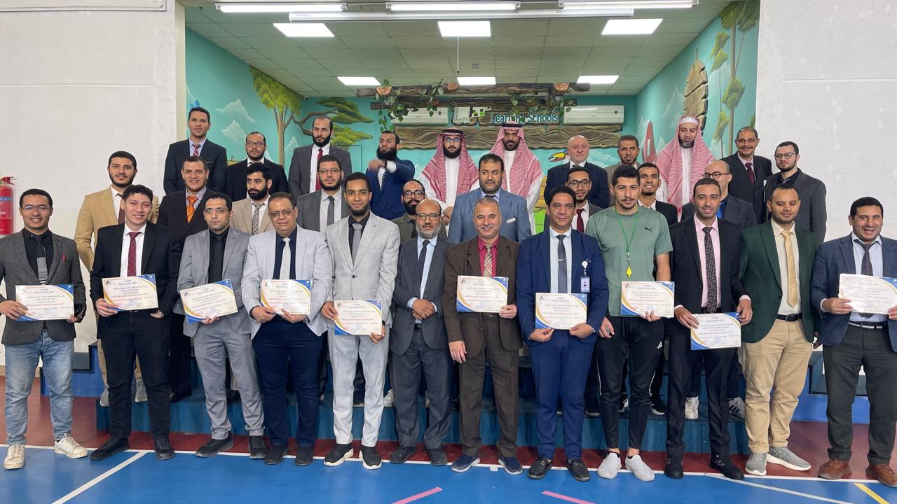 تكريم المشاركين  في حضور الدورة التدريبية المعتمدة بالمدارس