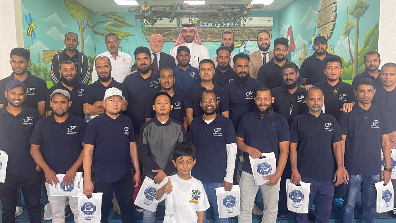 مبادرة إنسانية لعمال المدرسة